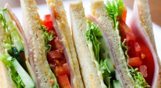 Нидерландска телевизия засне гранични служители които конфискуват сандвичи с шунка