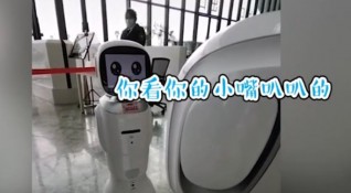 Два робота се скараха в китайска библиотека Спорът е бил