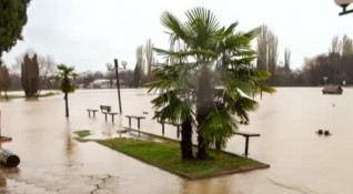 От Западна България дъждът се придвижва към изток Езерото Загорка