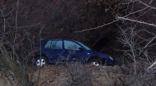 Двама младежи пострадаха леко след като лек автомобил Фолксваген излетя