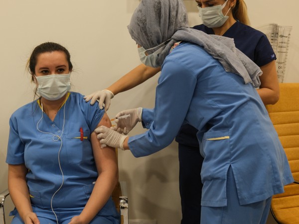 Турция ваксинира над 70 хиляди души срещу COVID-19 до обяд