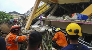 Силното земетресение с магнитуд 6 2 на индонезийския остров Сулавеси е