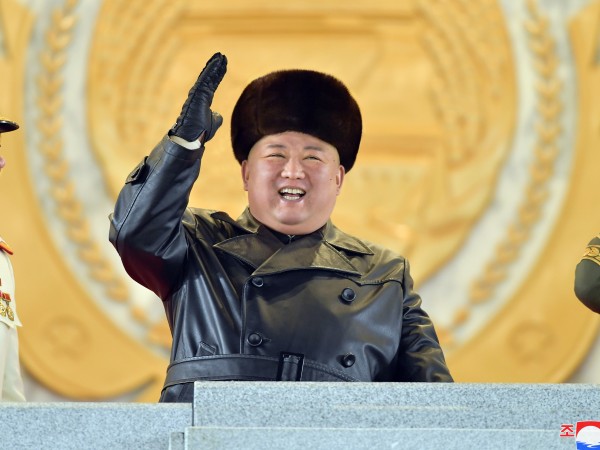 Снимка: Ким Чен Ун показа ново оръжие на изненадващ парад: То е най-мощното в света!