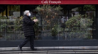 Със смесени реакции французите приемат новите ограничителни мерки срещу COVID