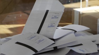 Президентът Румен Радев да промени датата на изборите защото на