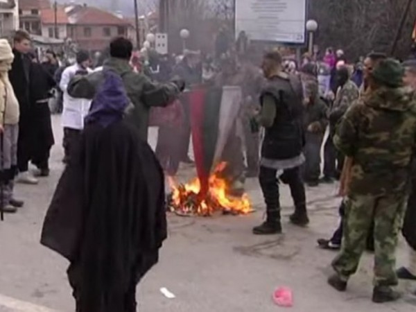 Полицията установява самоличността на лицето, запалило знамето на Република България