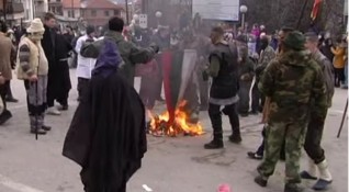 Полицията установява самоличността на лицето запалило знамето на Република България