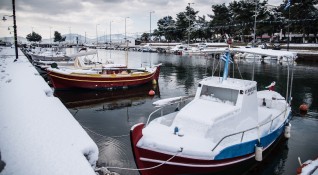 Температурите в Гърция паднаха рязко през изминалата нощ заради бурята