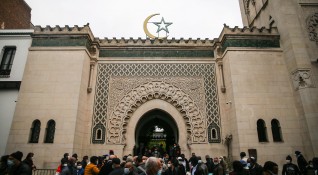 Девет молитвени дома и джамии са били затворени във Франция