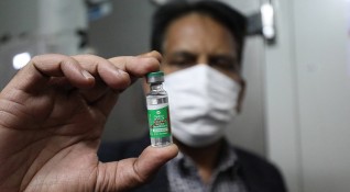 Индия започна да ваксинира днес срещу COVID 19 здравните си работници