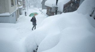 Лавини предизвикани от обилни снеговалежи в Швейцарските Алпи причиниха смъртта