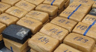 Еквадорската полиция залови 1 3 тона кокаин скрит в контейнер който