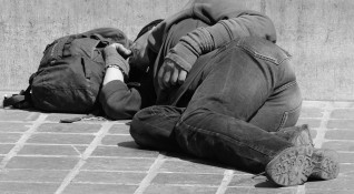 Бездомни които търсят помощ в кризисния център в София който