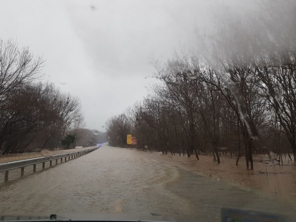 Пътят към Пампорово от тази сутрин е затворен заради наводнение,