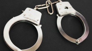 Полицай от сектор Миграция в Пловдив е бил арестуван заедно