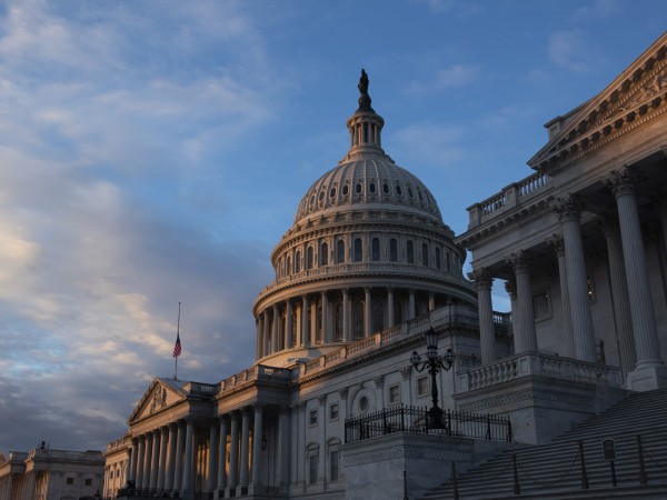 Сградата на Капитолия във Вашингтон е блокирана поради заплаха за