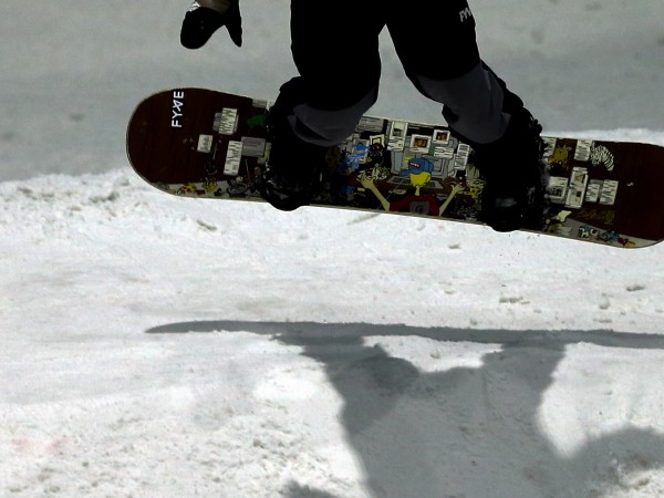 Няма и минута, откакто сноубордистът Морис Кървин е изкачил заснежените