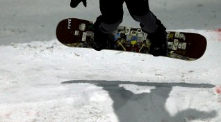Няма и минута откакто сноубордистът Морис Кървин е изкачил заснежените