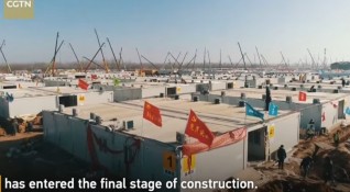 Стотици работници сменящи се през 24 часа изграждат в Китай