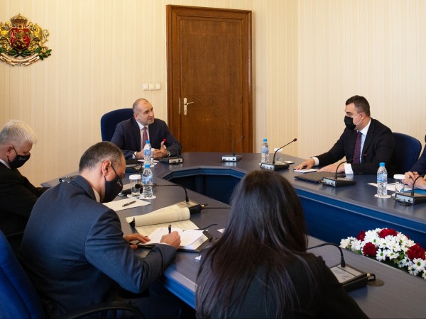 Президентът Румен Радев проведе среща на „Дондуков“ 2 с изпълнителните