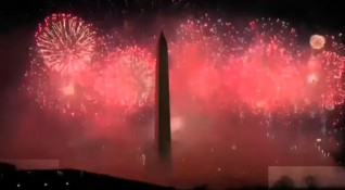 Фойерверки осветиха небето зад Вашингтонския монумент отбелязвайки края на деня
