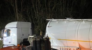 Тежкотоварен автомобил с цистерна е катастрофирал на пътя Шумен