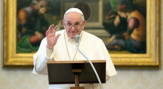 Папа Франциск отменя участието си в планирани събития поради болки