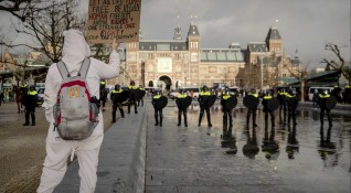 Нидерландия въведе днес полицейски час с цел борба срещу коронавируса
