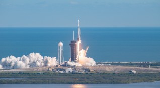 Компанията за космически полети SpaceX изстреля в неделя ракета Falcon
