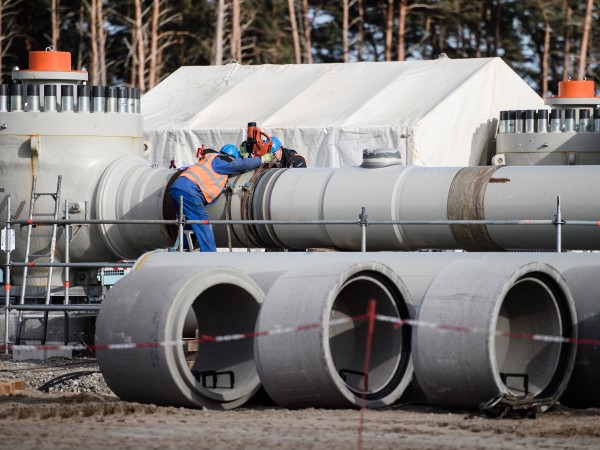 Строежът на газопровода "Северен поток 2" бе възобновен, въпреки наложените