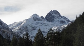 Лавинната опасност в планините остава висока На места силният вятър