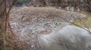 Придошли води на р Средецка в Бургаско качиха тонове боклуци