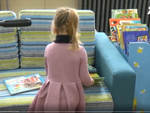 "Най-четящото" дете в Русе е 3-годишната Никол. Заедно с майка