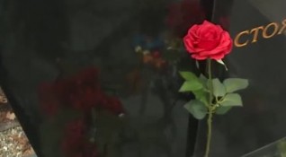 Възстановиха откраднатия кръст от гроба на Стоянка Мутафова съобщава