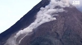 Внушително изригване на вулкан на индонезийския остров Ява В продължение
