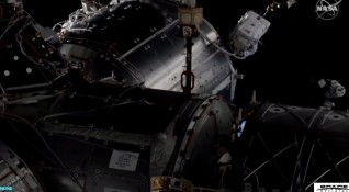 Американските астронавти Майкъл Хопкинс и Виктор Глоувър излязоха в открития