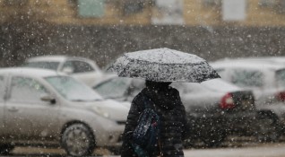 Снеговалежът усложни обстановката по пътищата в страната и отново стана