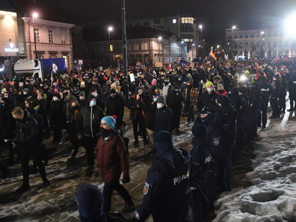 Хиляди поляци излязоха снощи на протест срещу съдебното решение, което
