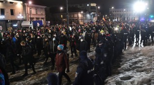 Хиляди поляци излязоха снощи на протест срещу съдебното решение което