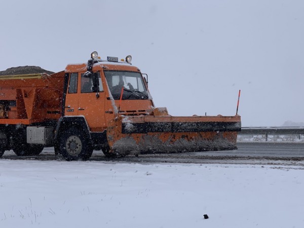 611 снегопочистващи машини са обработвали през нощта пътищата от републиканска
