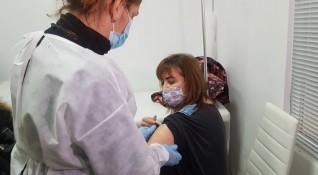 В Бургас започна ваксинацията на учителите срещу коронавируса По план