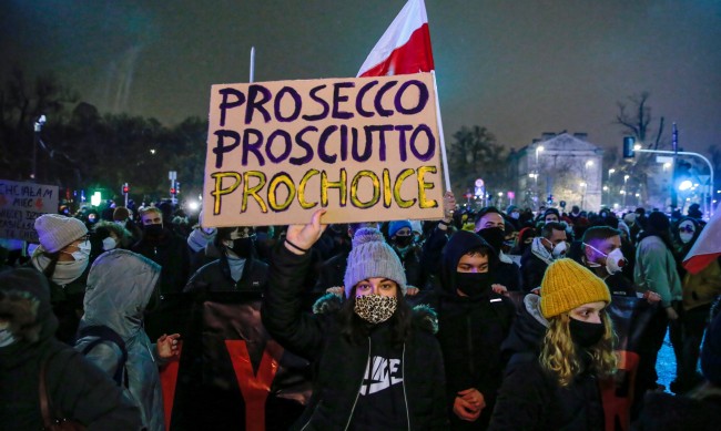 Поредна нощ на бурни протести за абортите в Полша