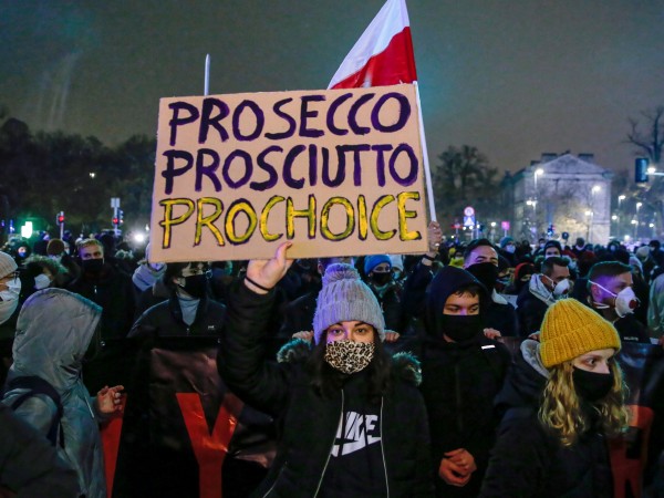 Поредна нощ на бурни протести срещу закона за абортите в