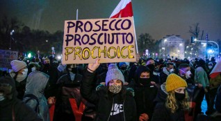 Поредна нощ на бурни протести срещу закона за абортите в