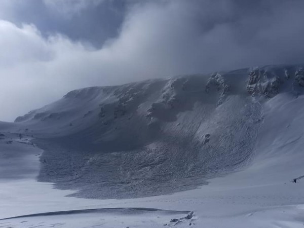 Снегът от 4 улея образува една от най-големите лавини в