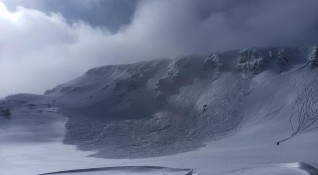 Снегът от 4 улея образува една от най големите лавини в