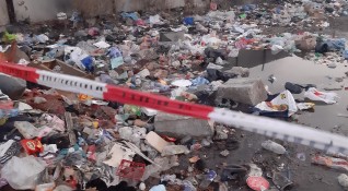 Откриха опасни отпадъци на незаконно сметище край Пловдив Изхвърлено е