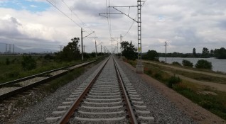 Млад мъж е изскочил на релсите по жп линията София Пловдив