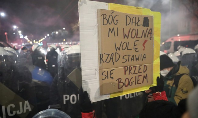 В Полша не стихват протестите след забраната на абортите