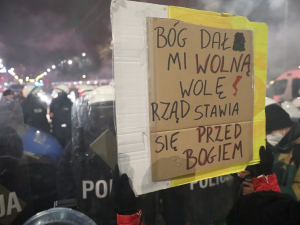 В Полша снощи за поредна вечер се проведоха масови протести